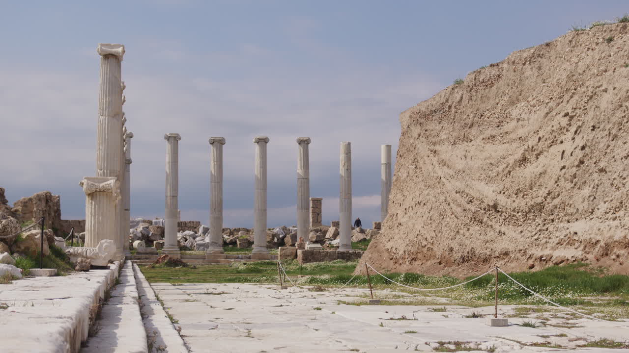 antiguas columnas excavadas en laodicea
