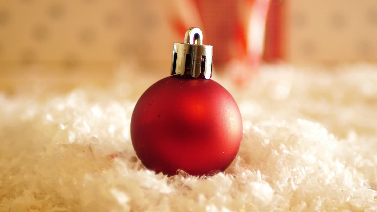 Tomada deslizante de uma única bola de Natal vermelha.