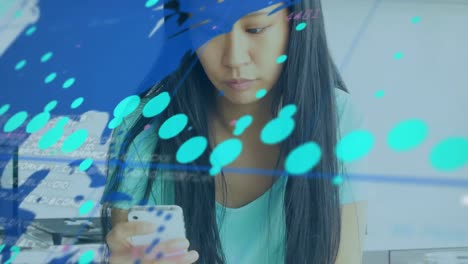 animación del procesamiento de datos sobre una mujer de negocios asiática que usa un teléfono inteligente