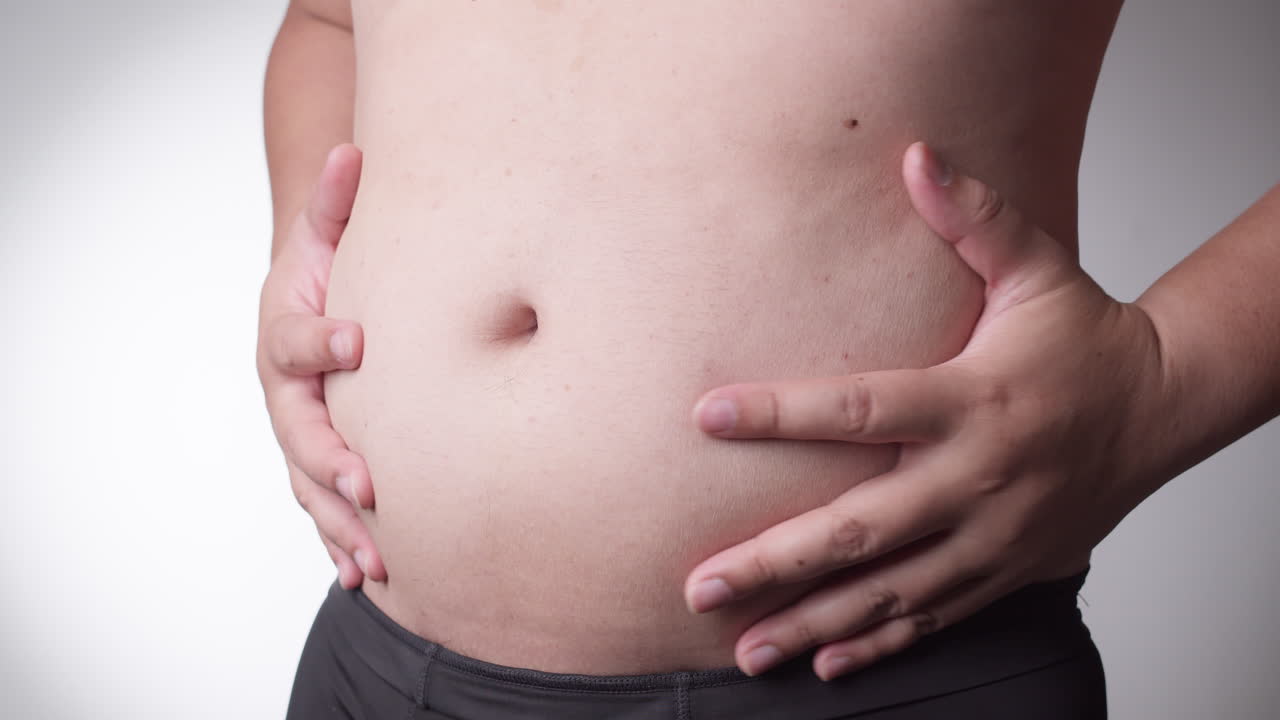 primer plano, estómago masculino, sobrepeso