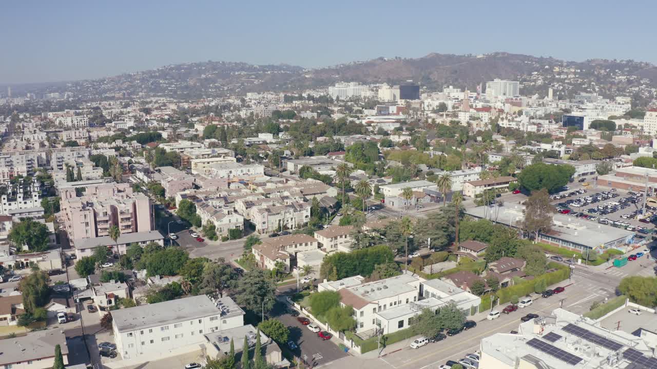 Hollywood, California, riprese aeree della città con drone. La città è attiva e si muove durante il giorno