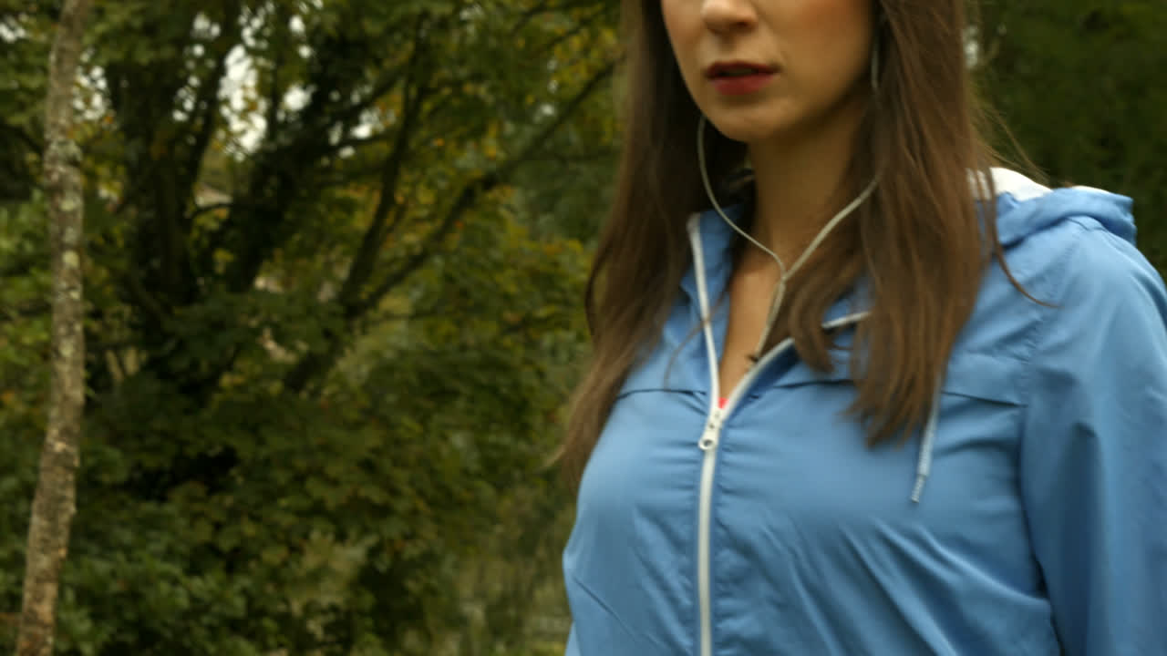 다리를 펴고 있는 건강 한 여자