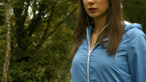 mujer en forma estirando su pierna