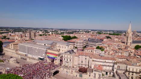 fotografía aérea de un concurrido festival del orgullo gay en las calles de montpellier