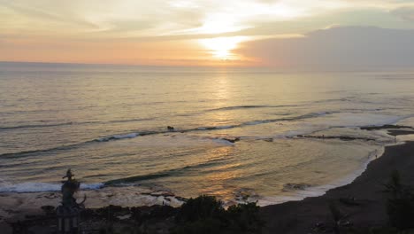 Drohne-4k---Luftaufnahme-über-Dem-Strand-Von-Bali-Bei-Sonnenuntergang