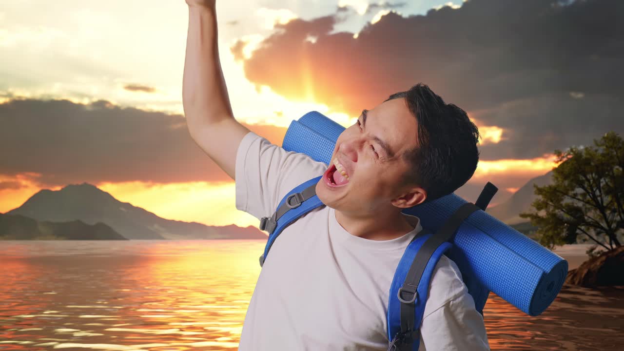 vista lateral de cerca del excursionista masculino asiático con mochila de montañismo gritando meta celebrando el éxito en un lago