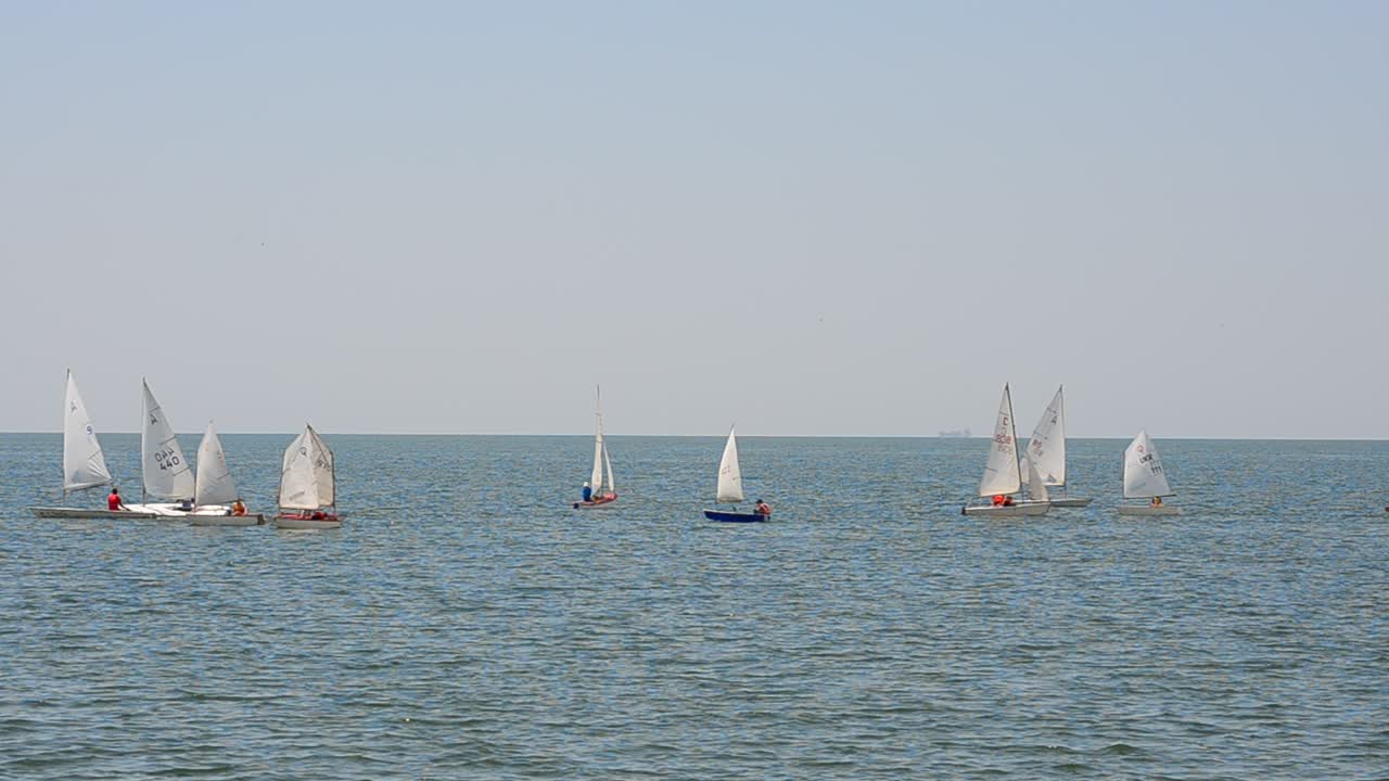 Regata in onore di una stagione balneare. Città di Berdyansk, Ucraina. Yacht nel mare.
