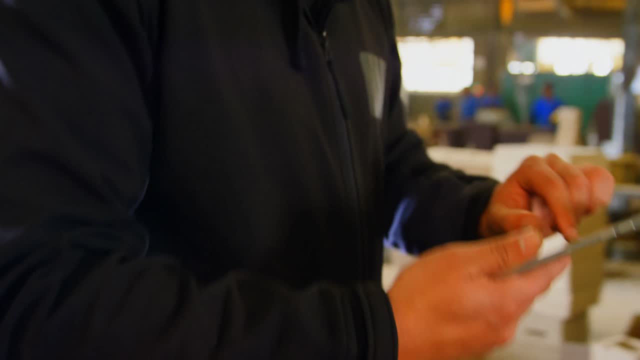 ⁇ 造工場でデジタルタブレットを使用している労働者の中間セクション 4k