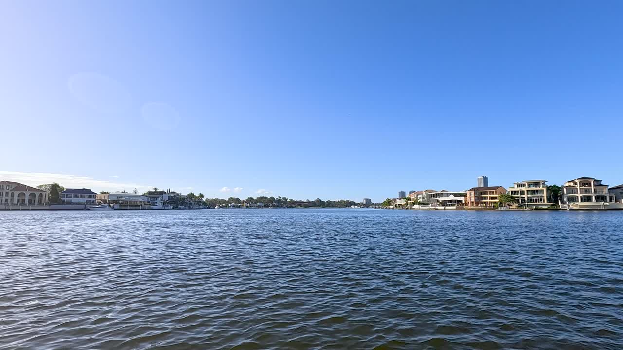 골드 코스트 운하를 가로질러 경치 좋은 강 항해