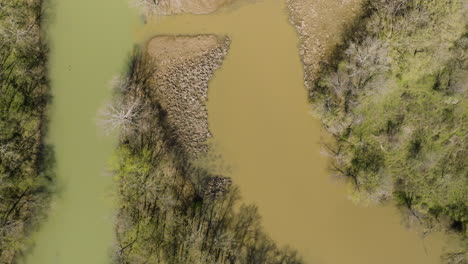 Trübes-Und-Schlammiges-Wasser-Des-Middle-Fork-White-River-Im-Sommer-In-Arkansas,-USA