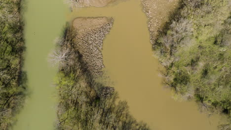 Agua-Turbia-Y-Fangosa-Del-Río-Blanco-De-La-Bifurcación-Media-En-Verano-En-Arkansas,-Estados-Unidos