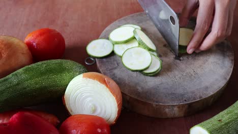 Zucchini-Hacken,-Um-Frische-Und-Gesunde-Gemüsesuppe-Zuzubereiten