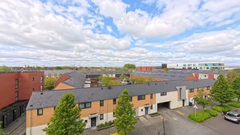 Lapso-De-Tiempo-De-Nubes-Pasando-Por-Encima-De-Los-Concurridos-Apartamentos-De-Viviendas-Enfield-Lock-En-Los-Suburbios-De-La-Ciudad-De-Londres