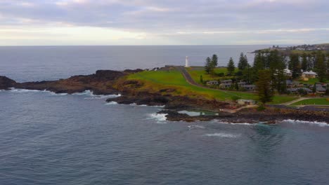 Kiama-Harbour-Rockpool-Con-Kiama-Lighthouse-Al-Amanecer-En-Nsw,-Australia