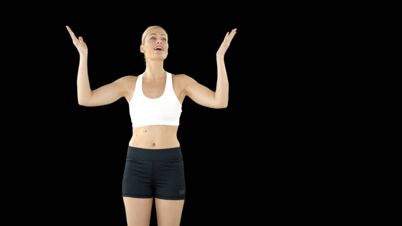 mujer deportiva pidiendo al público que haga estímulo