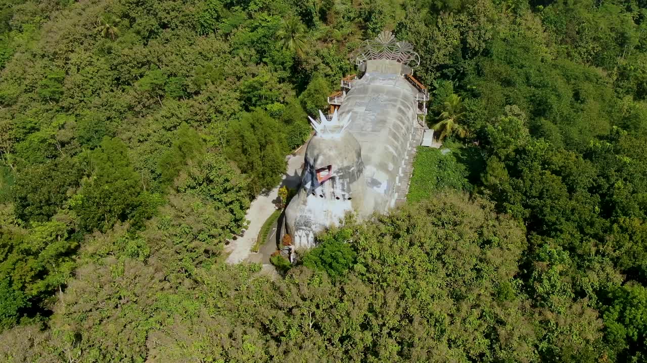 무성한 숲에 잠긴 게레자 아얌 또는 치킨 교회, 인도네시아 마겔랑