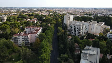 una instantánea elevada de la mezcla urbana y verde de montpellier.