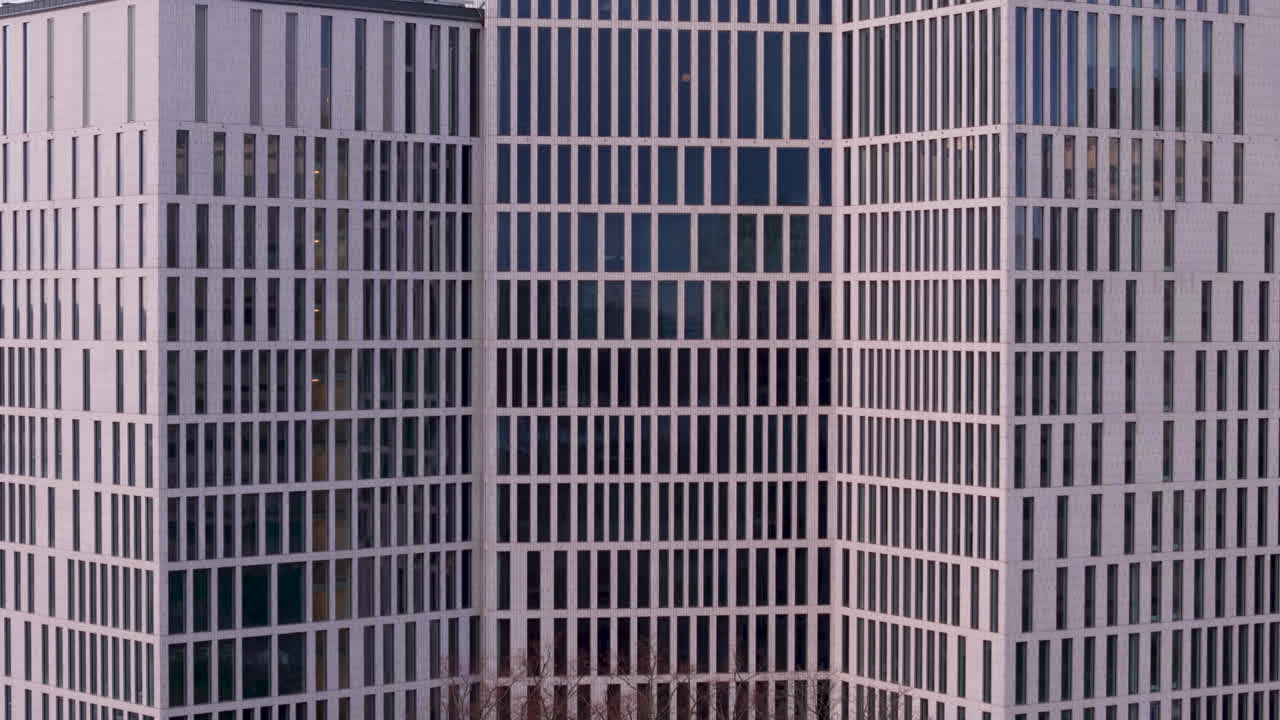 vista aérea de telefoto del exterior del edificio con muchas ventanas, resumen