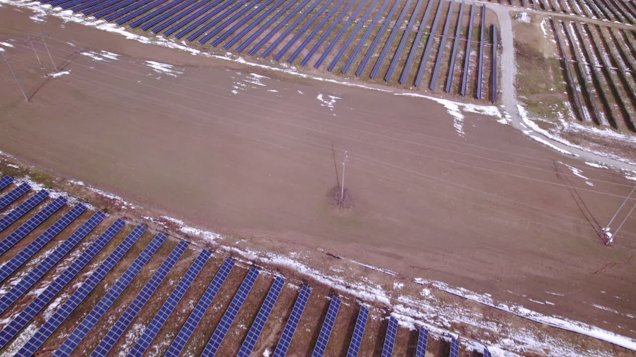 enorme planta de energía solar en michigan, revelando antena inclinada hacia adelante