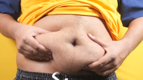 conceptos de sobrepeso de hombres con grasa abdominal excesiva