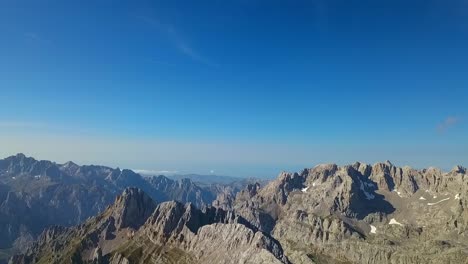 Picos-Poesie:-Drohne-Flüstert-über-Zerklüfteten-Gipfeln-Und-Schreibt-Verse-In-Felsen-Und-Himmel