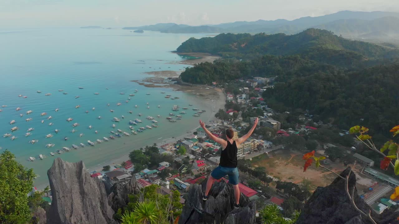Pemandangan udara pendakian Tebing Taraw dan titik pandang menakjubkan saat matahari terbit di El Nido Palawan Filipina