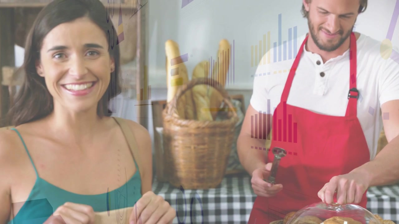 Donna che entra in panetteria con un sacchetto di carta, mentre il fornaio seleziona dolcetti con le pinze da una campana di vetro per l'acquisto.