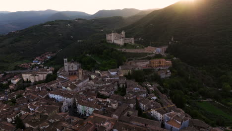 Desde-La-Vista-Superior-De-La-Ciudad-De-Spoleto-En-Umbría,-Italia-Al-Amanecer---Disparo-De-Drones