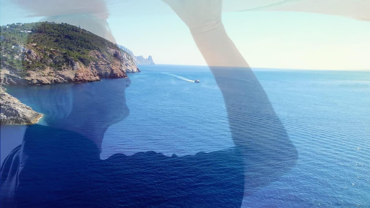 해변에서 서핑 보드를 가진 고위 백인 남성 위에 바다와 함께 풍경의 애니메이션