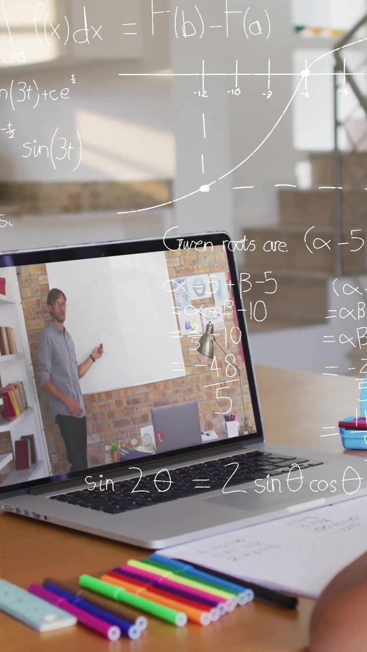 Niño aprendiendo matemáticas en línea con ecuaciones animadas en la pantalla de un portátil en la escuela.