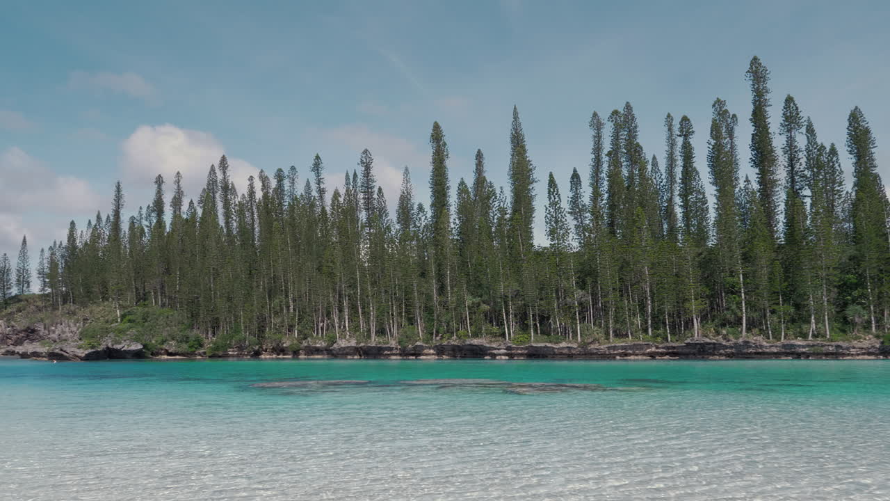 파인 섬의 유명한 수영 장소인 천연 수영장의 패닝 샷