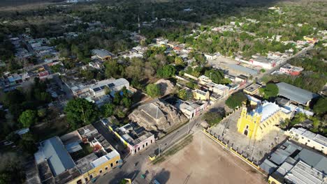 fotografía aérea de la plaza principal de acanceh con ruinas mayas y iglesia en yucatán, méxico