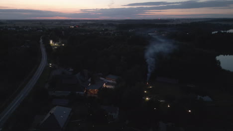 kobylec después de la puesta del sol y el humo en el aire