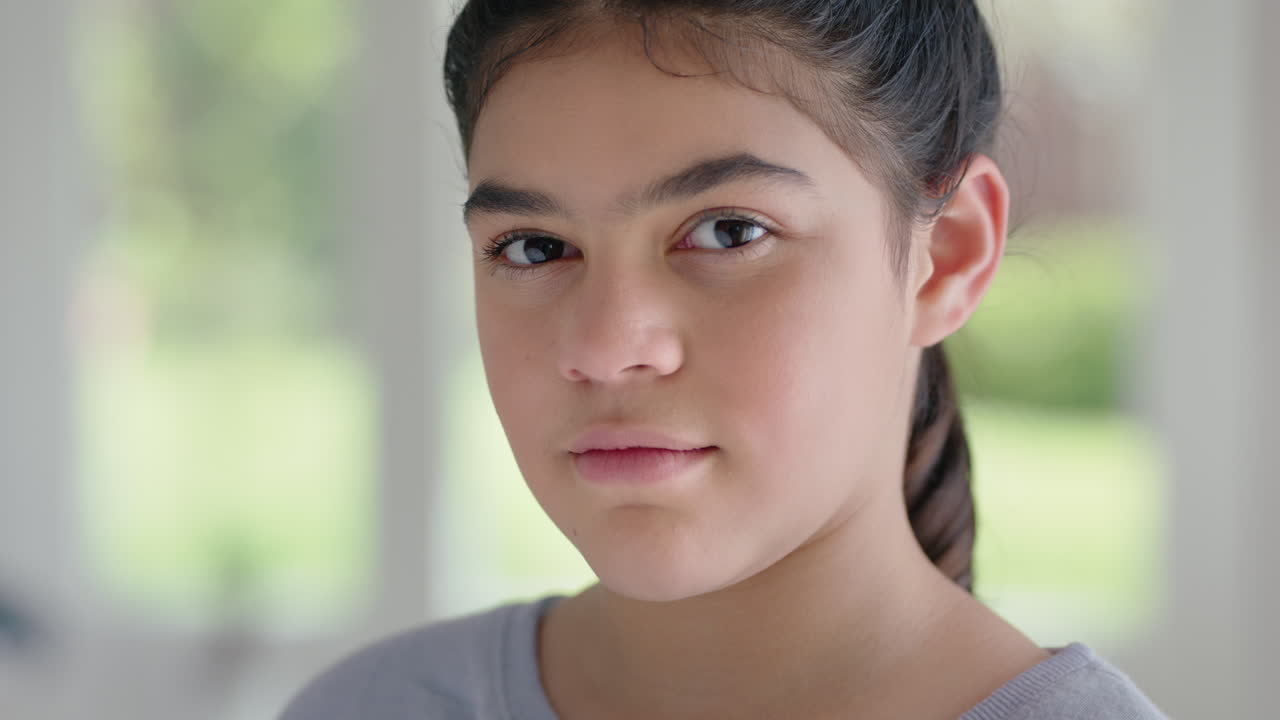 笑顔の美しい十代の女の子の肖像画 幸せで気のないライフスタイルを楽しむ 十代の自己イメージコンセプト