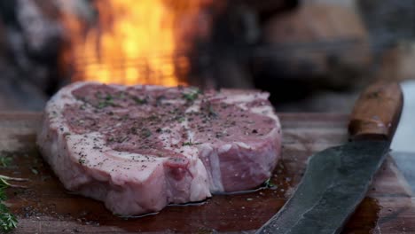 Rohes-Stück-Erstklassiges-Rindfleisch,-Bereit-Für-Das-Feuer