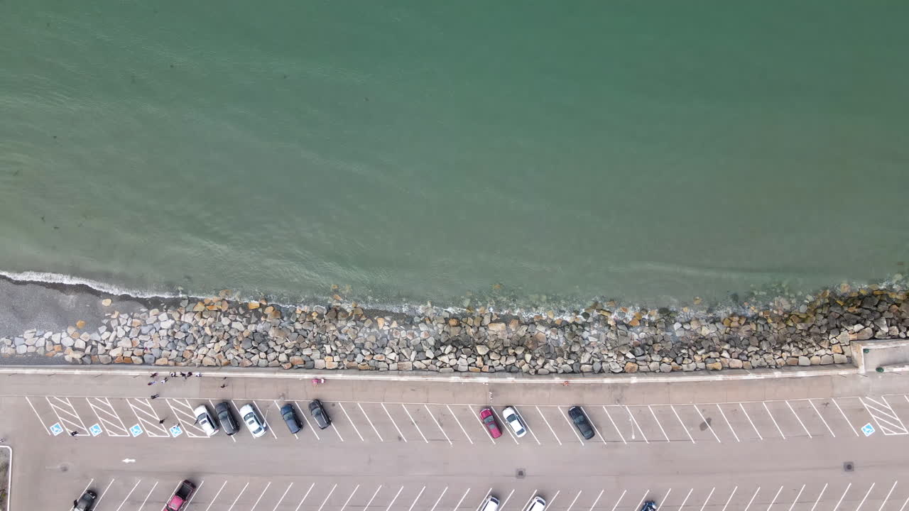 주차장과 방파제 위의 공중 하강, 엄마 난타스켓 해변