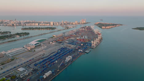 Vista-Aérea-De-Dodge-Island-Con-Un-Gran-Puerto-De-Carga-Y-Una-Moderna-Terminal-De-Pasajeros-A-última-Hora-De-La-Tarde.-Miami,-Estados-Unidos