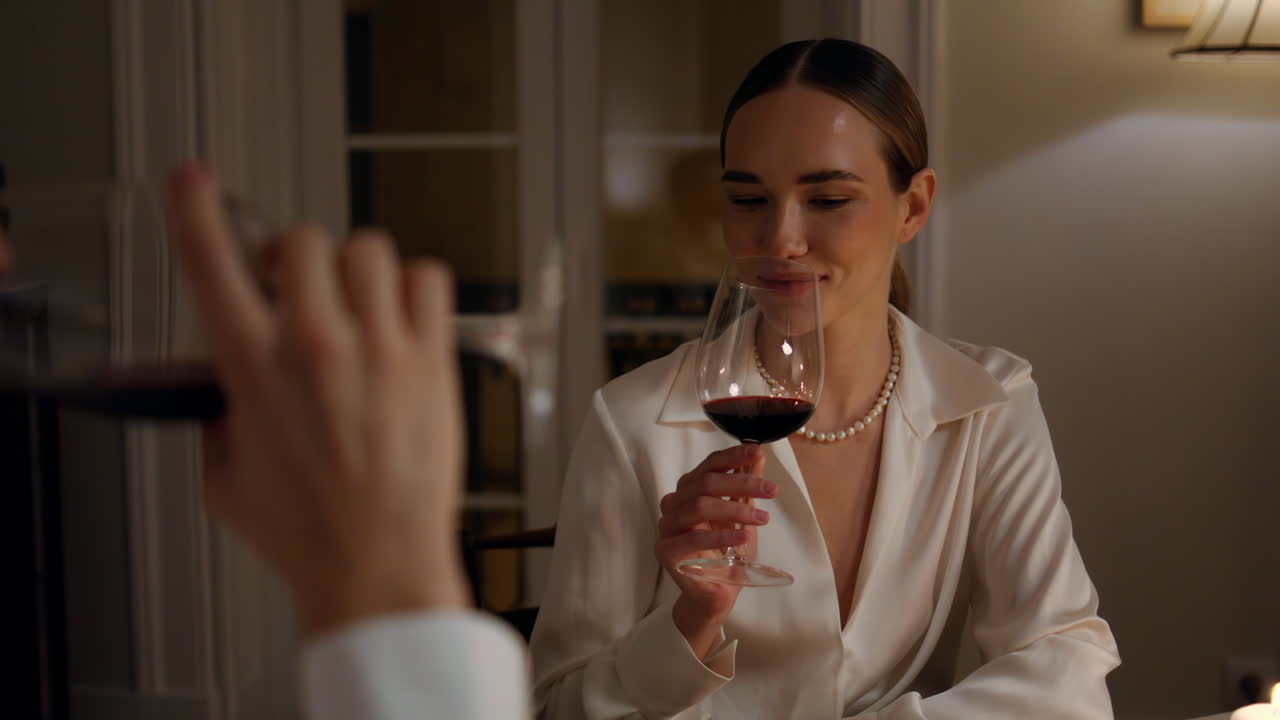 Primo piano di coppia sorridente che assaggia alcolici a una cena romantica. Coppia che si gode la serata.
