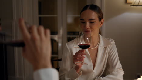 familia sonriente probando alcohol cena romántica de cerca. pareja disfrutando de la noche