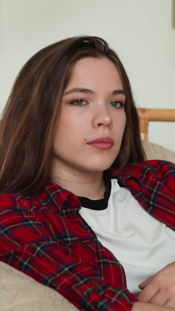 el terreno desafiante de las emociones de la mujer. la atmósfera en la habitación se convierte en un refugio sombrío para la dama que lucha contra las agonías de la depresión. buscando consuelo en casa