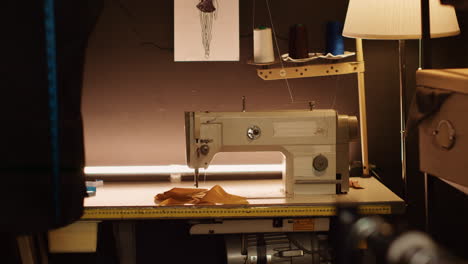 máquina de coser y herramientas de taller de sastrería