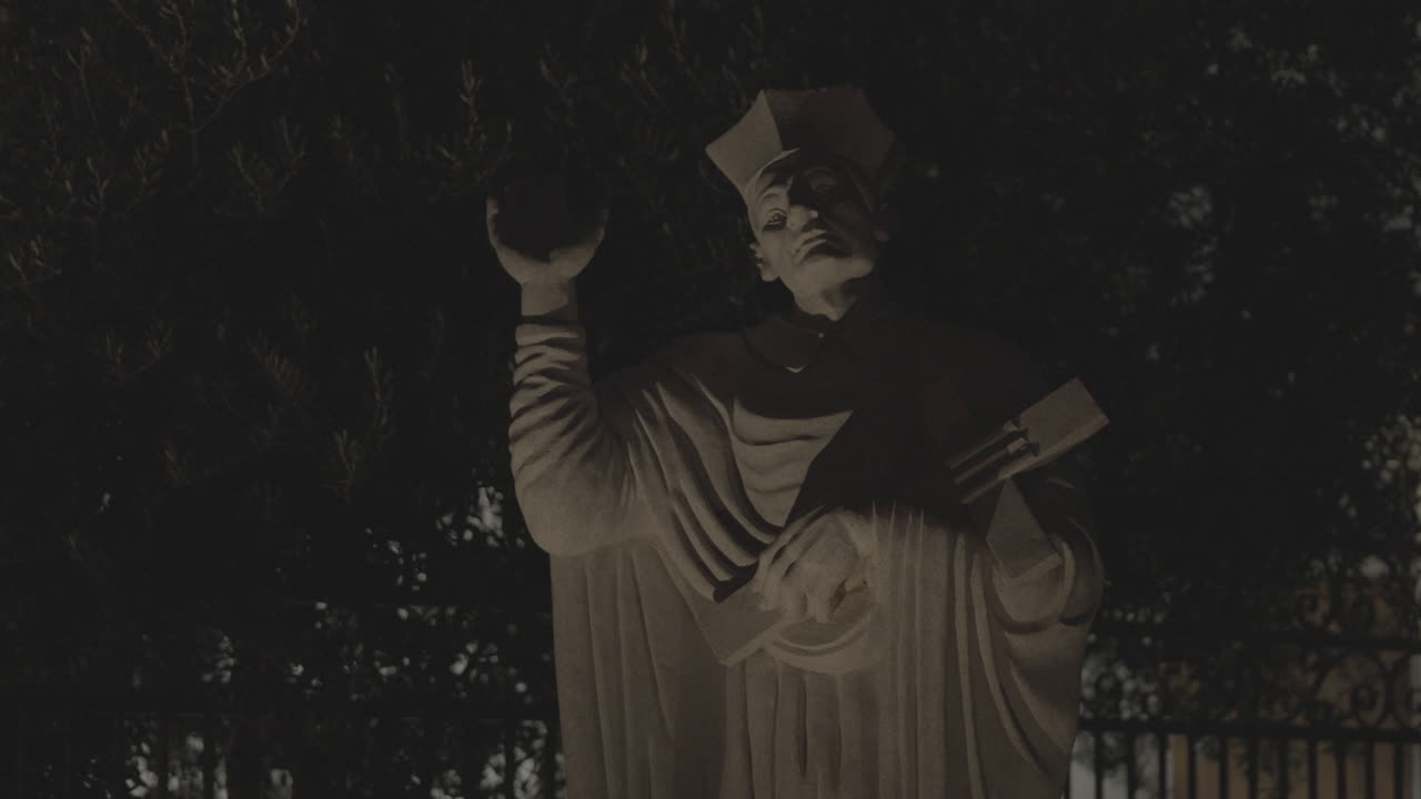 밤에 사람의 고대 대리석 동상의 정적 샷