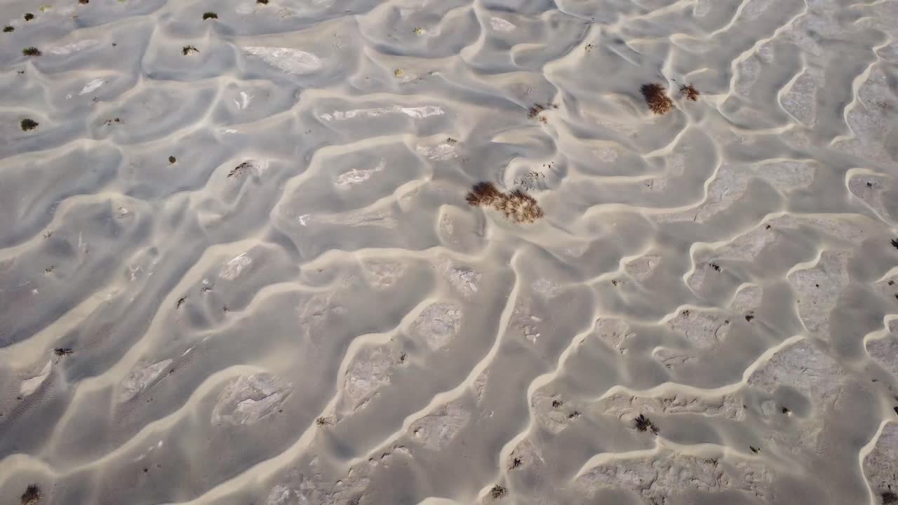 사막 의  ⁇ 은 날 에 아름다운 모래 언덕