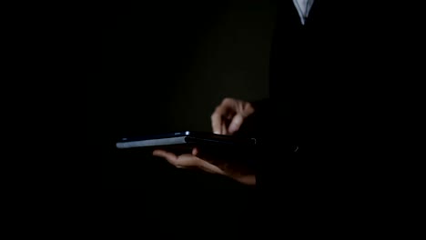 mujer de negocios que usa tabletas oscuras y grano procesado