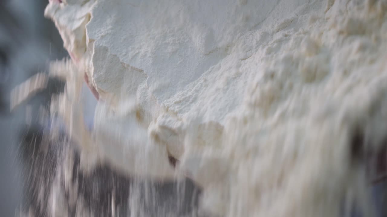 밀가루 를 그 에 부어 넣는 것