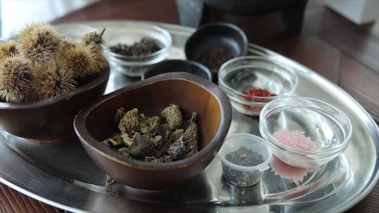 다양한 건조한 향신료와 재료