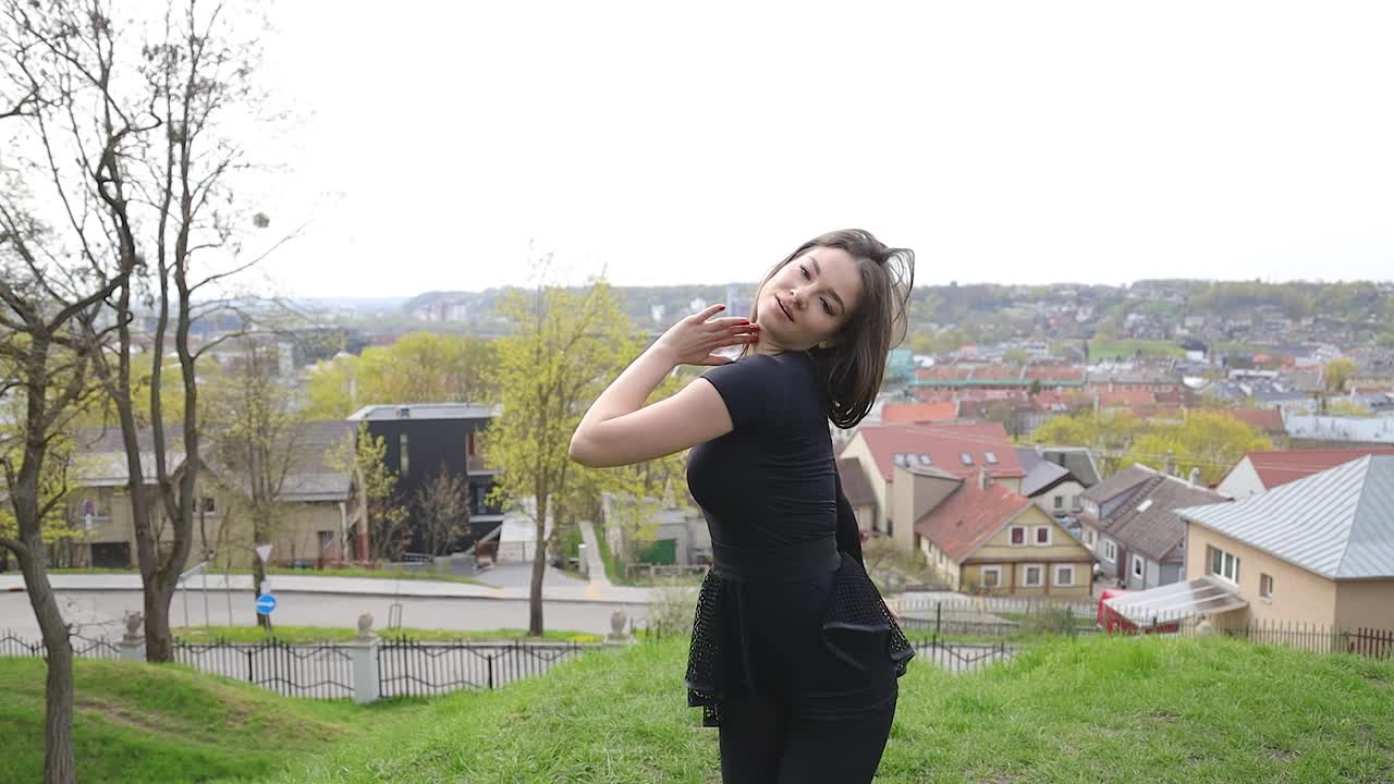 아름다운 여성 댄서의 야외 댄스 공연