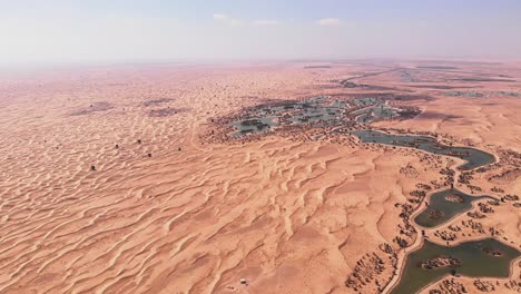 Toma-Aérea-De-Los-Lagos-Artificiales-De-Al-Qudra-Dubai-Uae-Desierto-Oasis