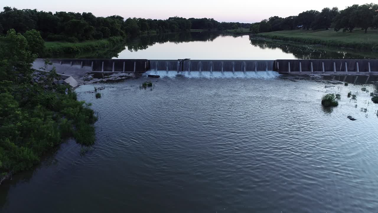 video aéreo de drones de una represa en el río pedernales al atardecer