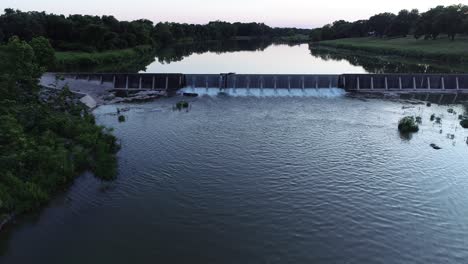 Luftdrohnenvideo-Eines-Damms-Am-Fluss-Pedernales-In-Der-Abenddämmerung